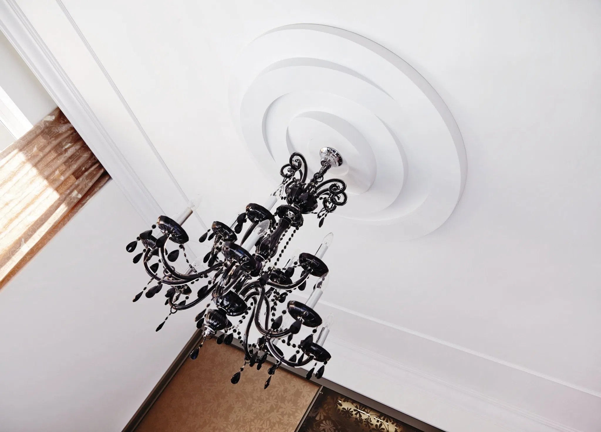 CR5 ARSTYL Ceiling Rose with a crystal chandelier | DecorMania UK
